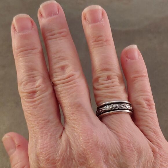 Sterling Silver Raised Design Spinner Ring Band - Picture 4 of 6